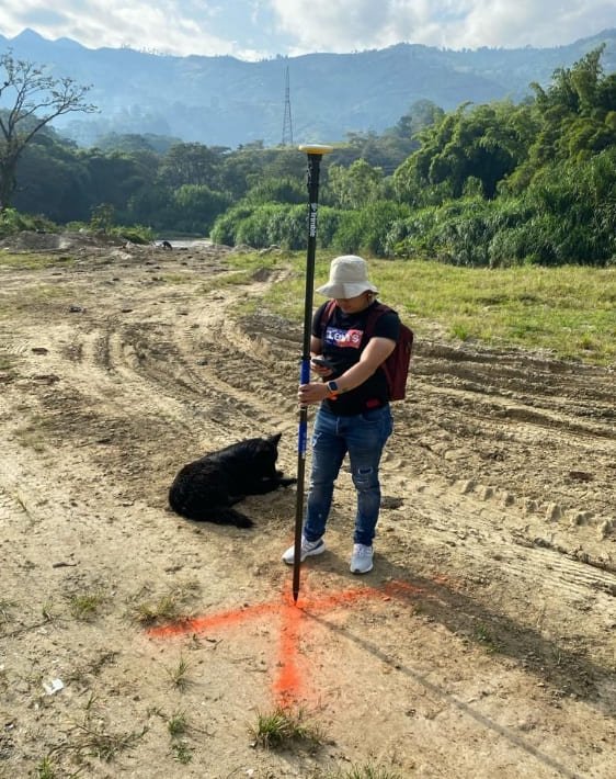 personal en campo realizando asesoría técnica en la industria minera