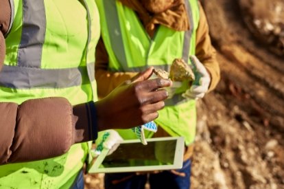 manos trabajadores de soluciones de ingeniería minera